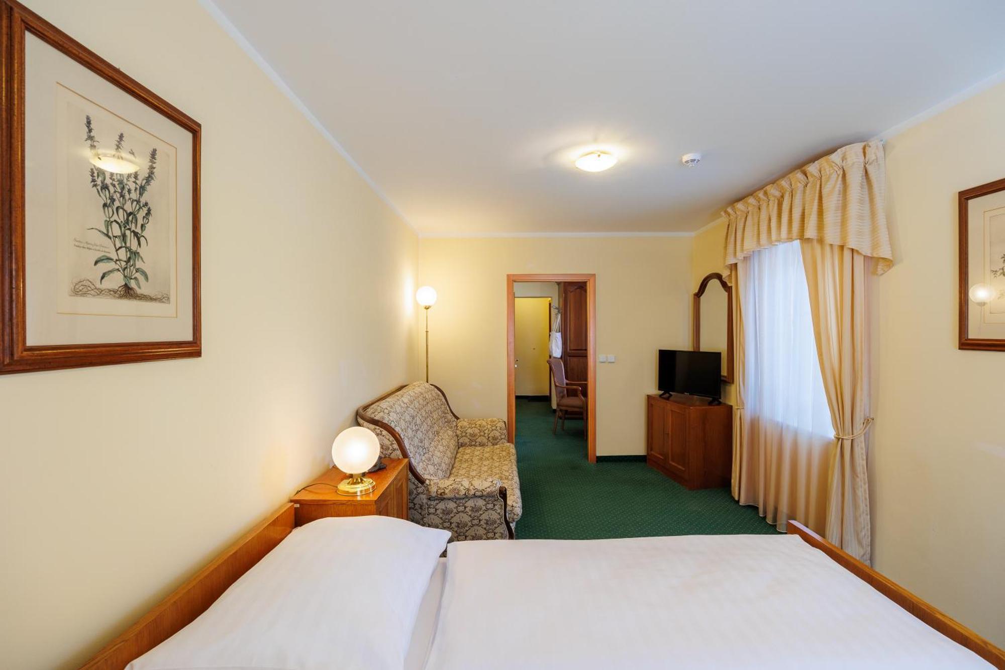 Hotel U Zamecku Cihelny Karlovy Vary Exterior photo