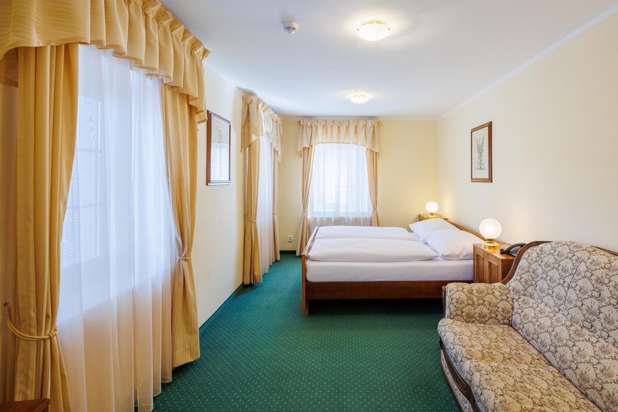 Hotel U Zamecku Cihelny Karlovy Vary Exterior photo